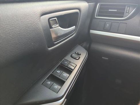 Used 2017 Toyota Camry SE image 16
