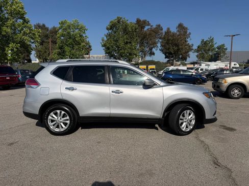 Used 2014 Nissan Rogue SV FWD image 2