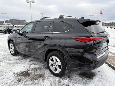 Certified 2023 Toyota Highlander LE image 3