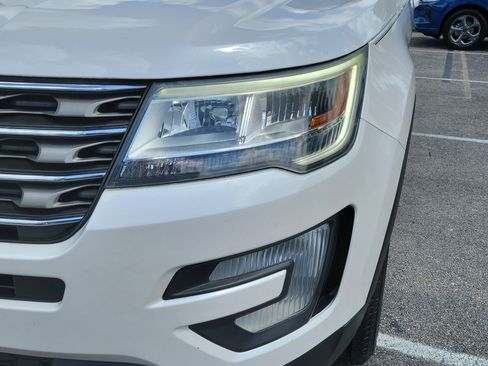 Used 2017 Ford Explorer XLT FWD image 3