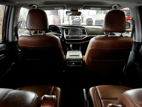 Used 2019 Toyota Highlander Limited FWD image 16