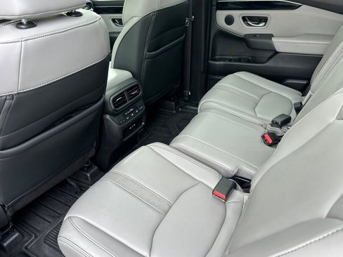 Used 2025 Honda Pilot Touring image 15