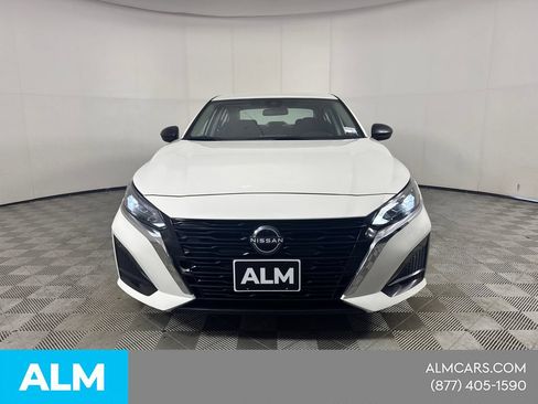 Used 2025 Nissan Altima 2.5 SV FWD image 2