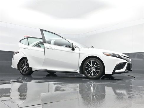 Used 2023 Toyota Camry SE w/ Cold Weather Package image 32