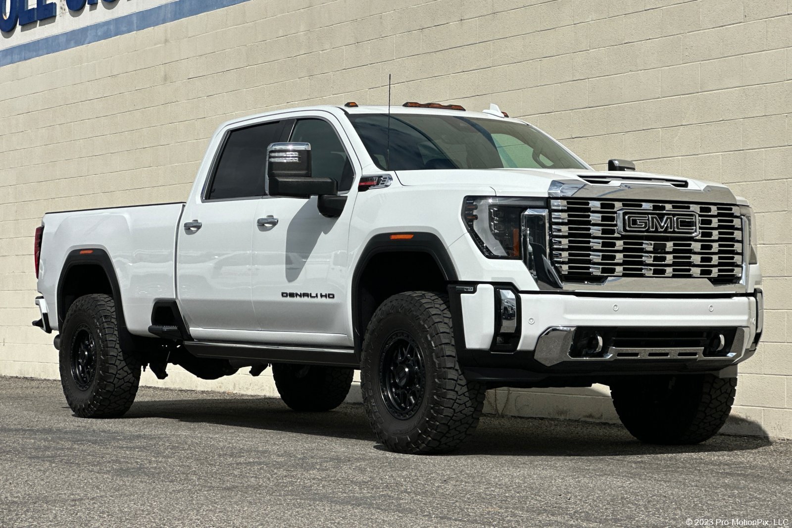 Used 2024 GMC Sierra 2500 Denali w/ Denali Reserve Package AWD/4WD image 1