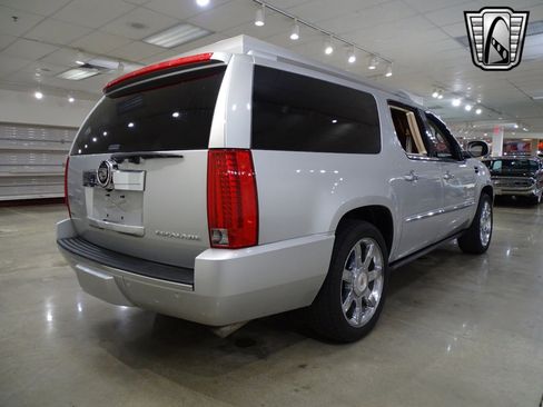 Used 2011 Cadillac Escalade ESV Premium image 6