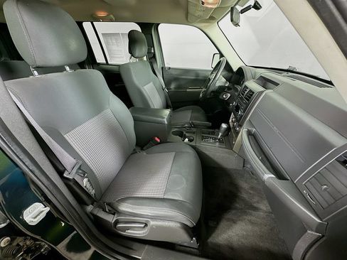Used 2010 Jeep Liberty Renegade AWD/4WD image 28
