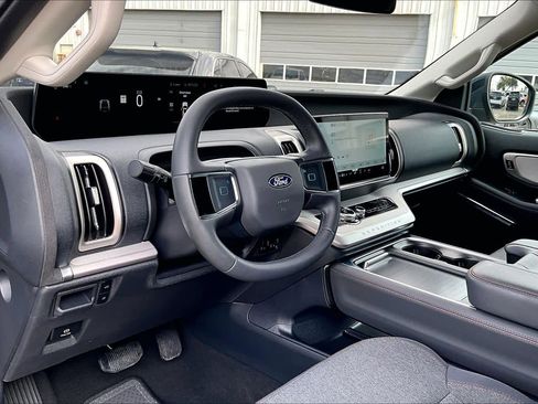 Used 2025 Ford Expedition Active image 22