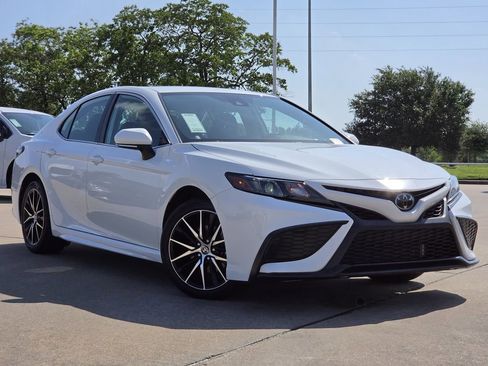 Used 2024 Toyota Camry SE FWD image 2