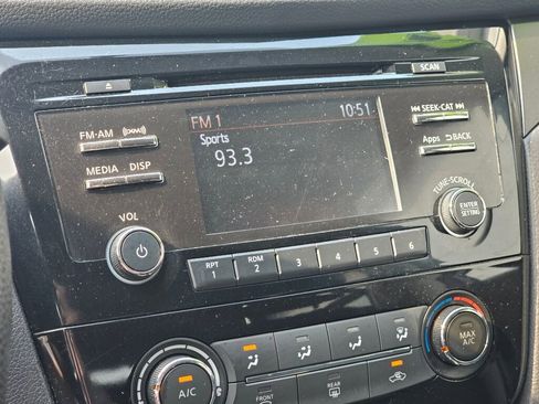 Used 2016 Nissan Rogue SV image 30