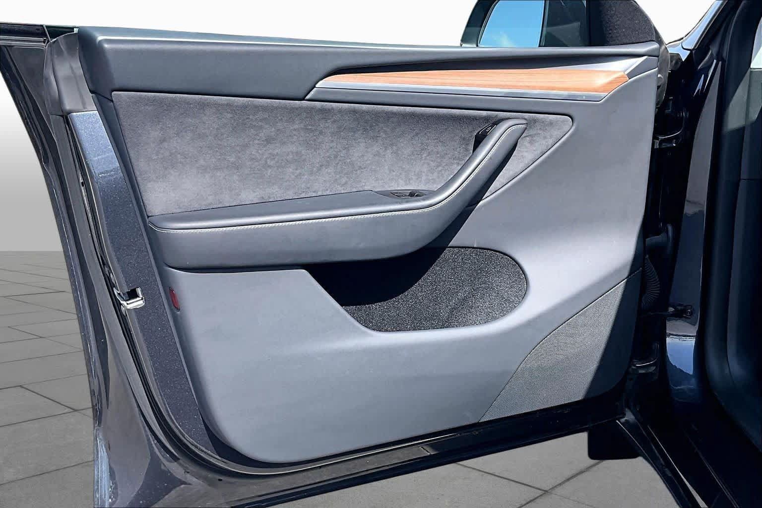 Used 2025 Tesla Model Y Long Range RWD image 19