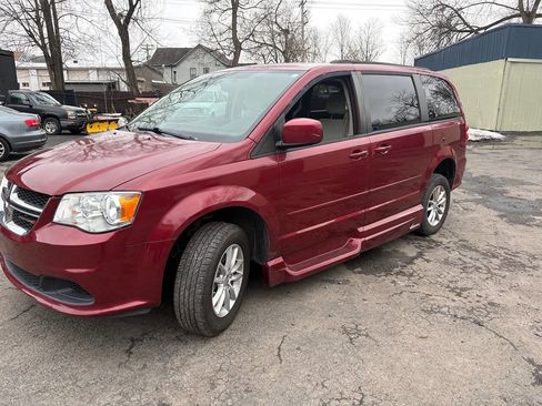 Used 2014 Dodge Grand Caravan SXT w/ UConnect Hands-Free Group FWD image 3