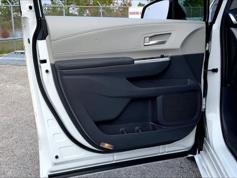 Used 2022 Toyota Sienna XLE image 19