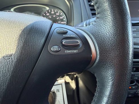 Used 2017 Nissan Pathfinder SV image 21