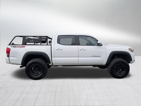 Used 2017 Toyota Tacoma TRD Off-Road w/ Premium & Technology Package AWD/4WD image 6
