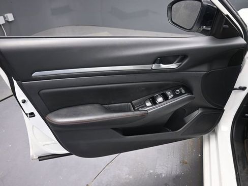 Used 2025 Nissan Altima 2.5 SR image 16