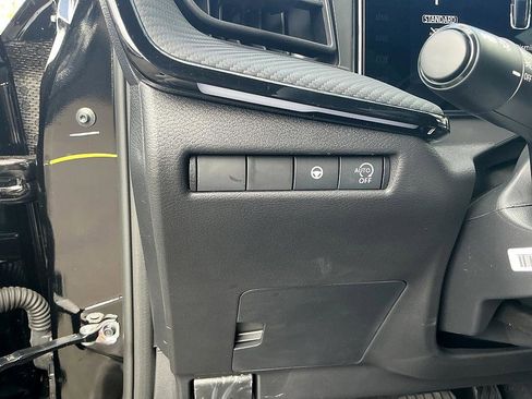 New 2025 Nissan Kicks SR image 13