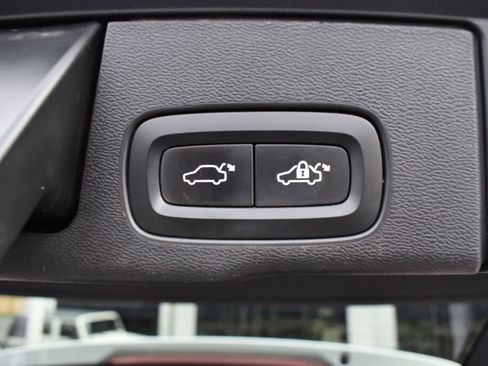 Used 2018 Volvo XC60 T8 Inscription w/ Vision Package image 32