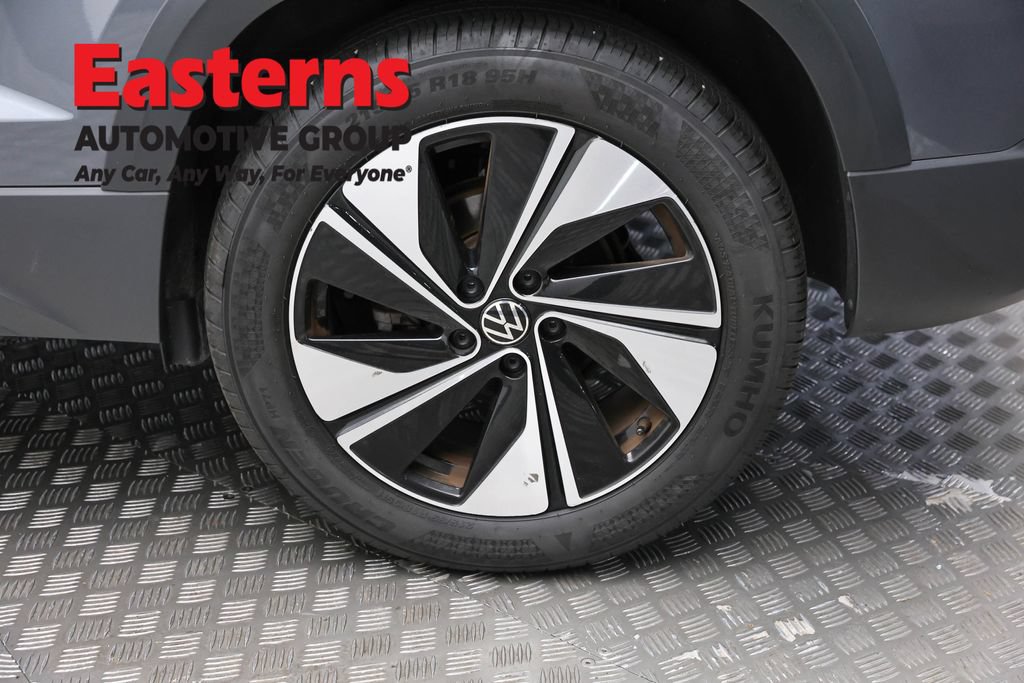 Used 2025 Volkswagen Taos SE AWD/4WD image 9