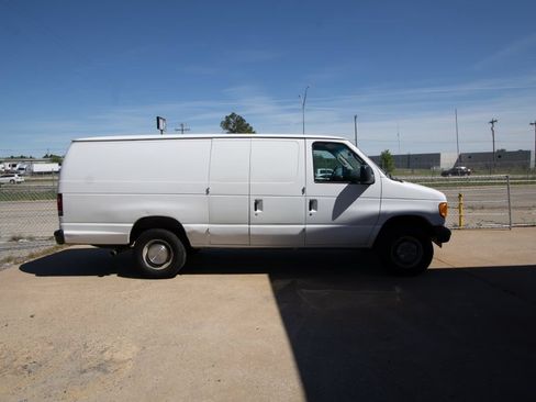 Used 2004 Ford E-350 and Econoline 350 Extended Super Duty RWD image 10