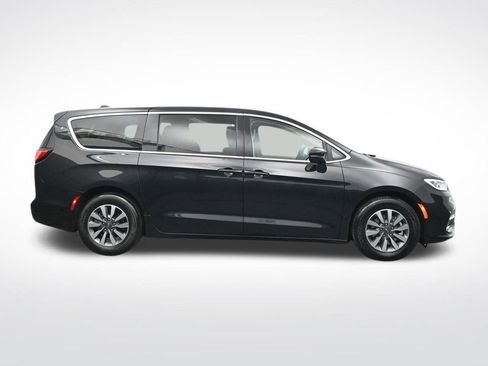 Used 2023 Chrysler Pacifica Touring-L FWD image 4