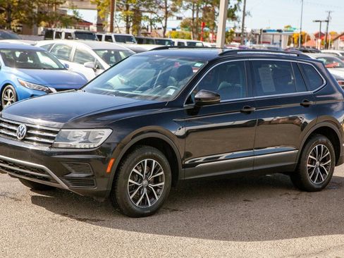 Used 2020 Volkswagen Tiguan SE w/ Panoramic Sunroof Package image 9