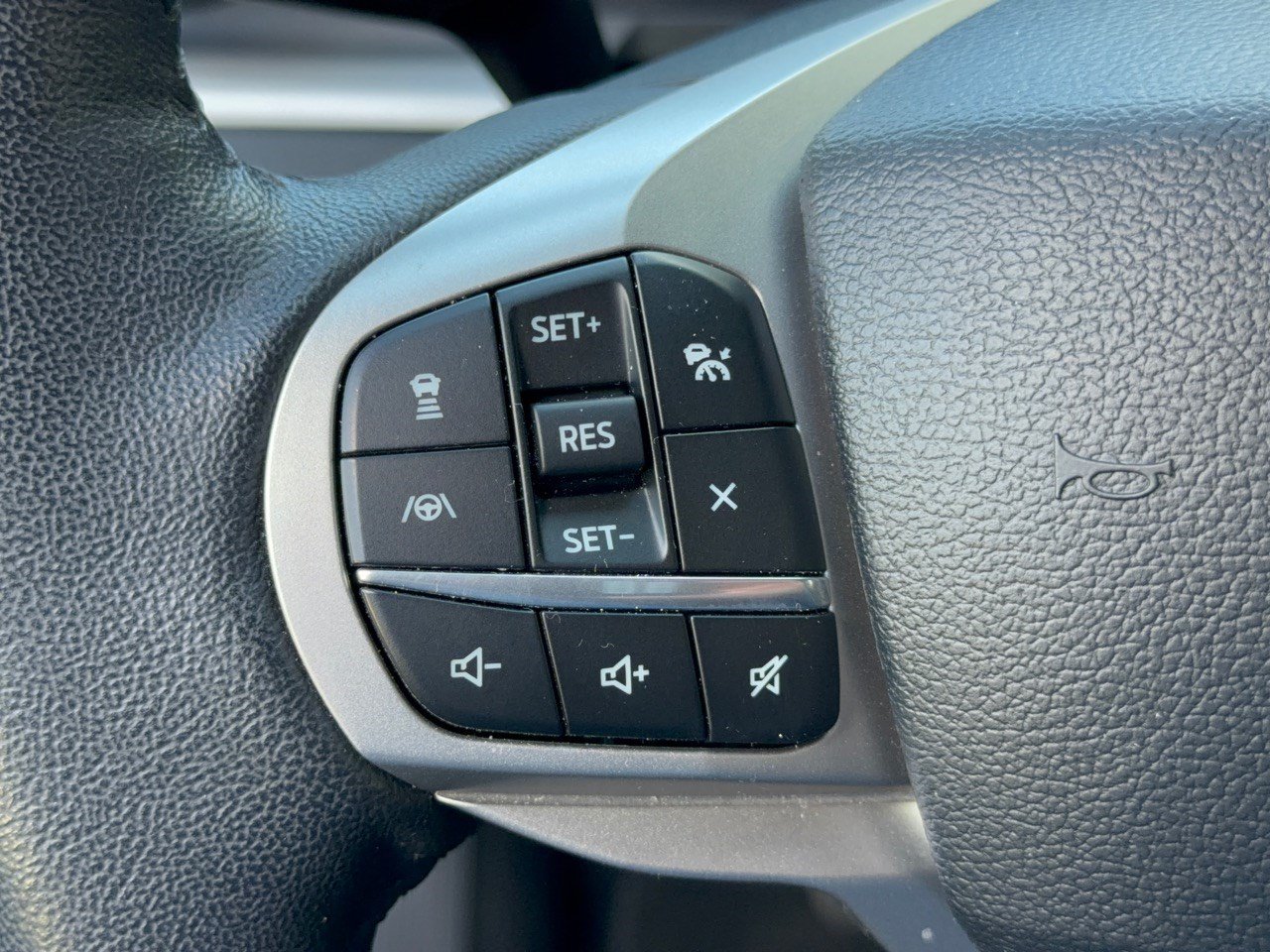 Used 2024 Ford Explorer XLT w/ Equipment Group 202A RWD image 18