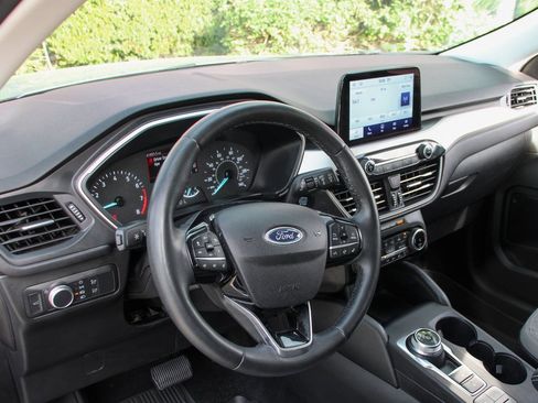 Used 2022 Ford Escape SE w/ SE Sport Appearance Package image 18