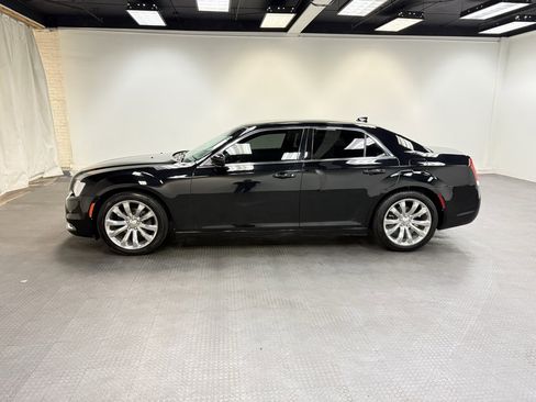 Used 2018 Chrysler 300 Touring L image 2