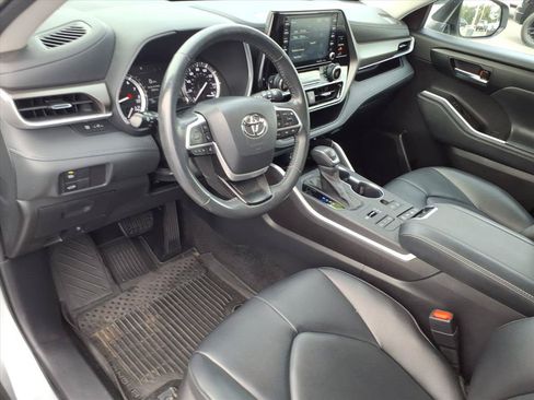 Used 2022 Toyota Highlander XLE AWD/4WD image 6