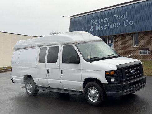 Used 2010 Ford E-350 and Econoline 350 XLT image 5