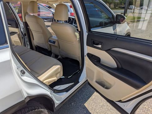 Used 2019 Toyota Highlander XLE AWD/4WD image 41