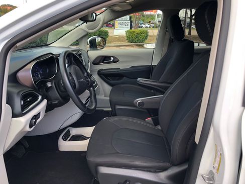 Used 2021 Chrysler Voyager LX image 12