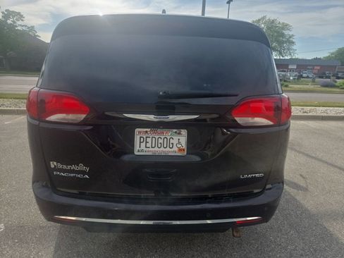 Used 2018 Chrysler Pacifica Limited w/ Tire & Wheel Group FWD image 11