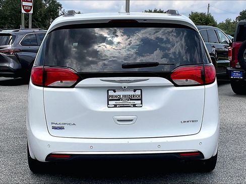 Used 2018 Chrysler Pacifica Limited w/ Tire & Wheel Group FWD image 4