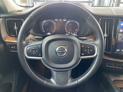 Used 2021 Volvo XC60 T6 Momentum image 6