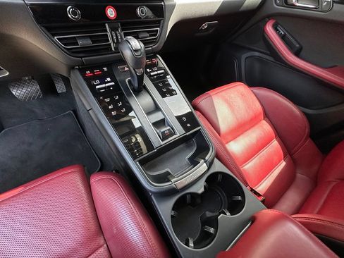 Certified 2024 Porsche Macan AWD/4WD image 34