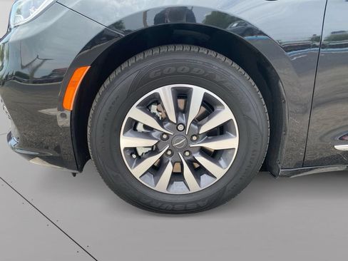 Used 2022 Chrysler Pacifica Limited FWD image 30