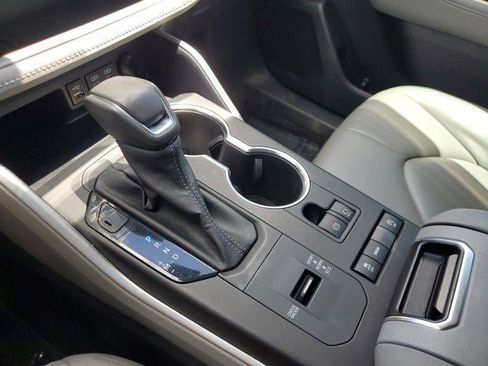 Used 2022 Toyota Highlander XLE FWD image 28