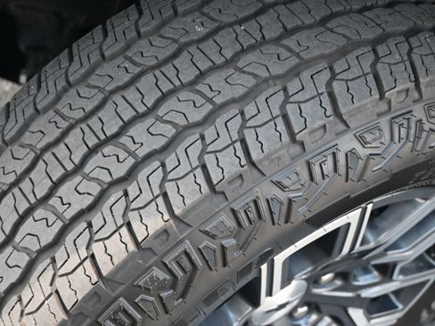 Used 2025 Chevrolet Colorado Z71 w/ Technology Package image 14