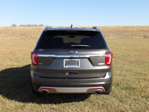 Used 2016 Ford Explorer XLT w/ Equipment Group 202A image 7