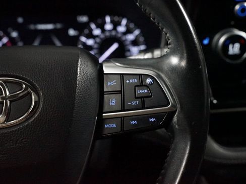 Used 2021 Toyota Highlander XLE FWD image 13