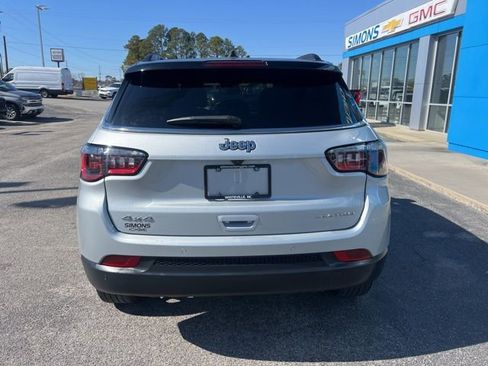 Used 2025 Jeep Compass Limited image 11