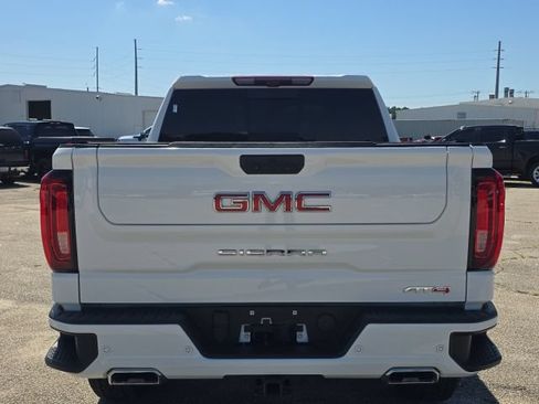 Used 2024 GMC Sierra 1500 AT4 w/ Technology Package AWD/4WD image 4