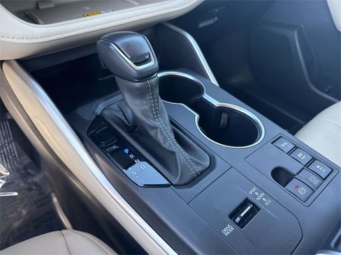 Used 2024 Toyota Highlander XLE image 19