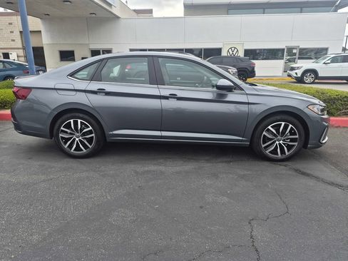 Used 2026 Volkswagen Jetta SE FWD image 4