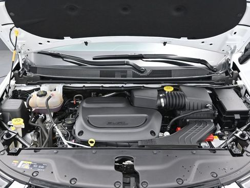 Used 2024 Chrysler Pacifica Touring-L FWD image 11