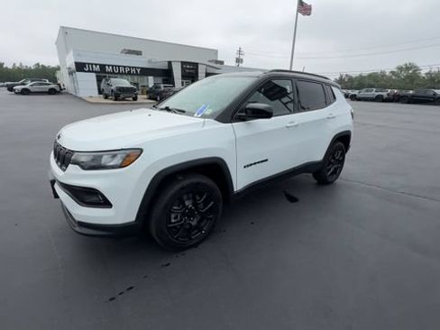 Used 2023 Jeep Compass Latitude w/ Convenience Group AWD/4WD image 4