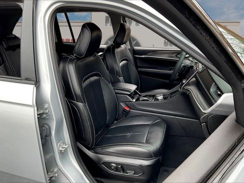 Used 2023 Jeep Grand Cherokee Limited image 7