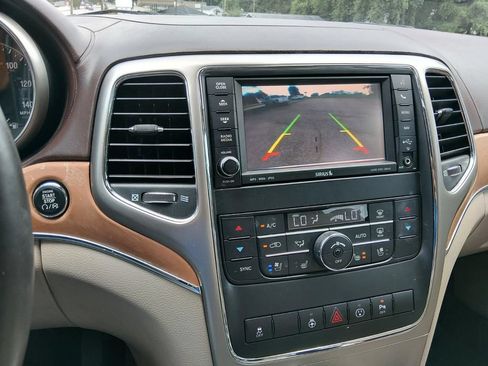 Used 2013 Jeep Grand Cherokee Overland w/ Advance Technology Group AWD/4WD image 21